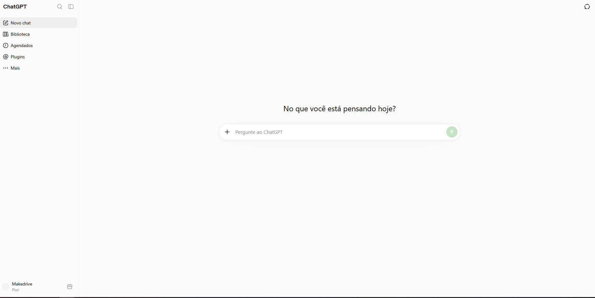 Tela inicial do ChatGPT após o login, com Novo chat e Plugins